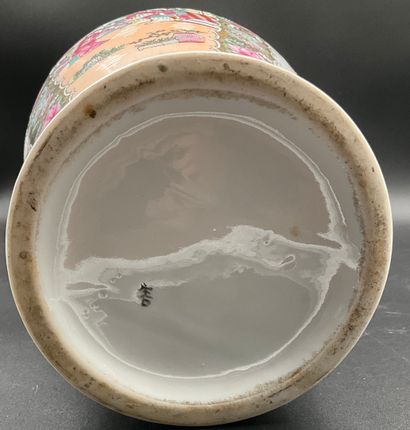 Grand vase de style extrême-orient en faience...