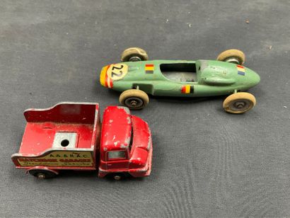 12 Petites voitures dont DINKY TOY, NOREV,...