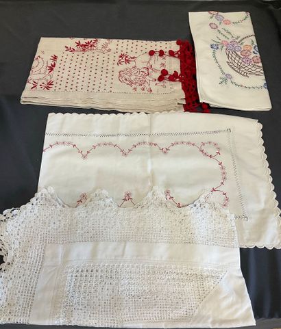 Lot de taies d’oreiller, nappes, chemins...