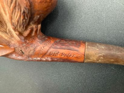 Lot de deux pipes en bois sculpté. La première...