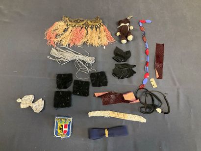 Mercerie, lot comprenant des galons de différentes...