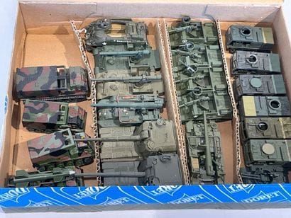 Lot de 22 véhicules militaires,lanceur de...