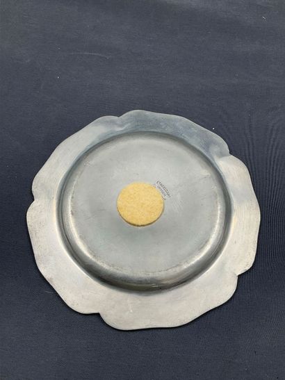 Lot d’étain comprenant 2 assiettes (14 et...