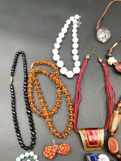 Petit lot de bijoux fantaisie, colliers,...