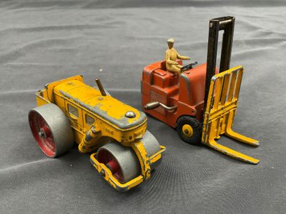 12 Petites voitures dont DINKY TOY, NOREV,...