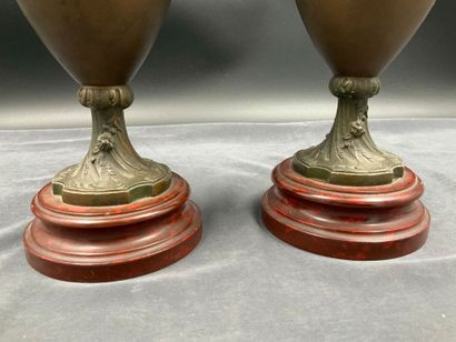 Paire de cassolettes en régule à patine brune,...