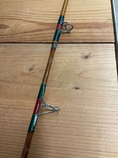 Une canne à pêche de lancer. Longueur totale...