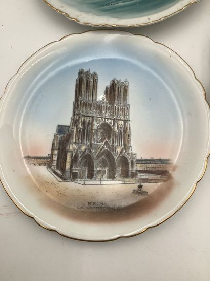 8 assiettes touristiques en porcelaine de...