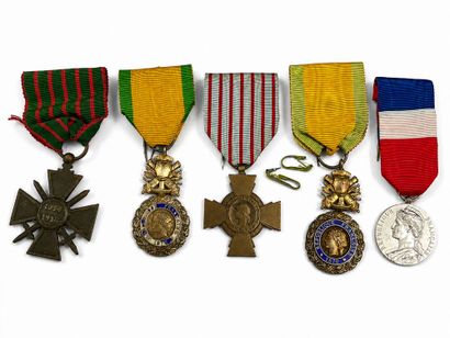 4 médailles militaires et 1 du travail.