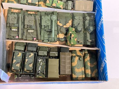 Lo de 30 véhicules militaires divers ,char...