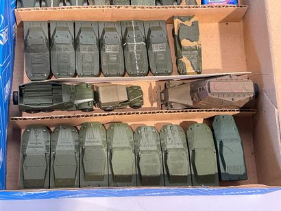 Lot de 36 véhicules militaires,blindé soviétique...