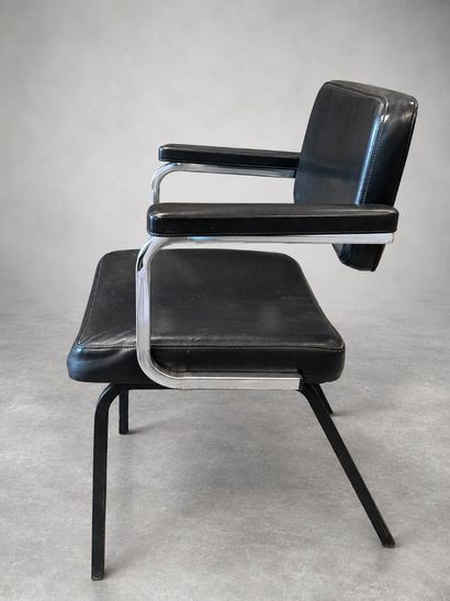 Fauteuil vintage en simili cuir noir, accoudoir...