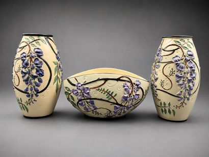 Une paire de vases et un cache pot en faïence...