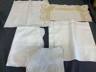 Lot de taies d’oreiller, nappes, chemins...
