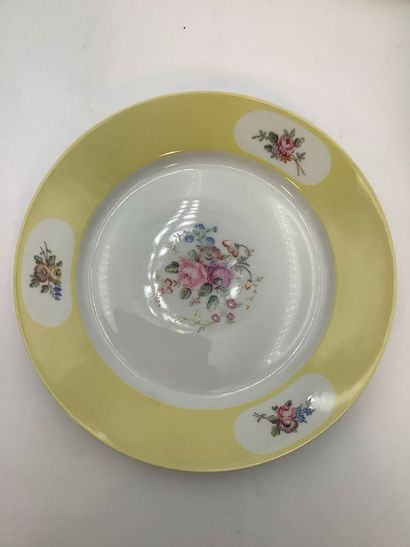 Assiettes et plat de la Manufacture de Sèvres,...
