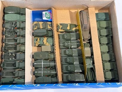 Lot de 36 véhicules militaires,blindé soviétique...