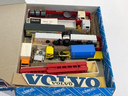Lot de 10 camions semi-remorques VOLVO