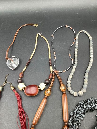 Petit lot de bijoux fantaisie, colliers,...