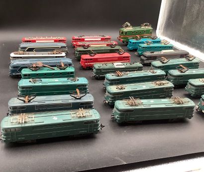 Lot de 24 locomotives de marque Hornby et...