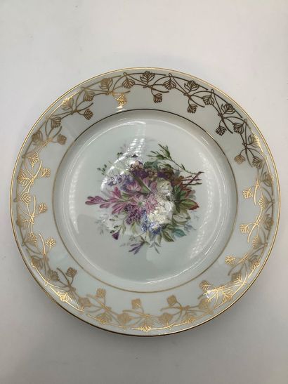 Assiettes et plat de la Manufacture de Sèvres,...