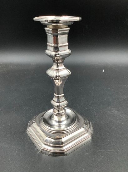Un bougeoir et une coupe en étain.
Hauteur...