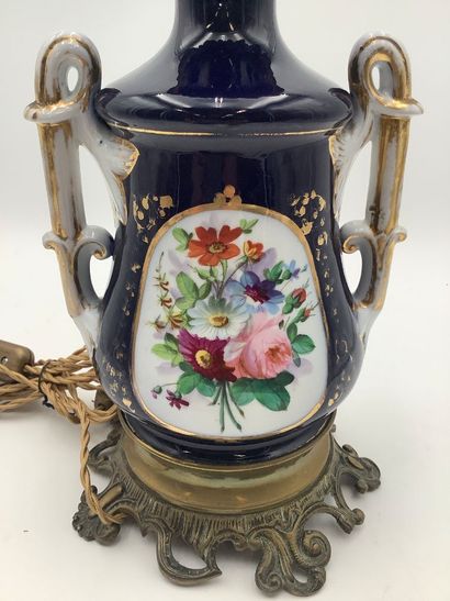 Belle lampe en porcelaine et laiton, fond...