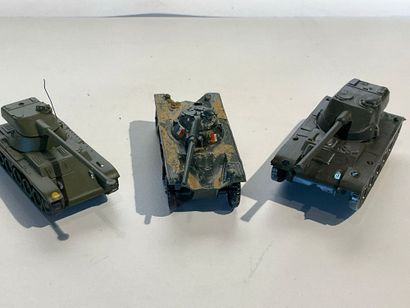 Lot de 44 véhicules militaires,chars AMX...
