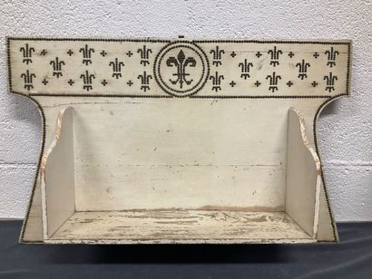 Lot d’encadrements décoratifs, d’un trépied...