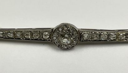 Broche en or gris ( 18k), ornée d’un diamant...