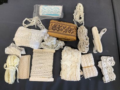 Mercerie, lot comprenant des bandes de tissu...