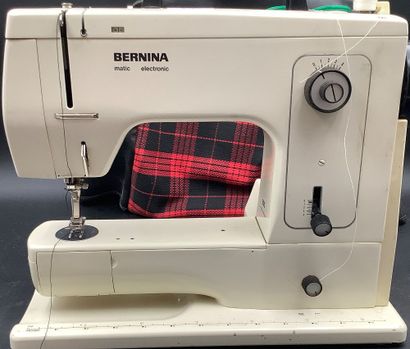 Machine à coudre de marque Bernina 803 fabriqué...