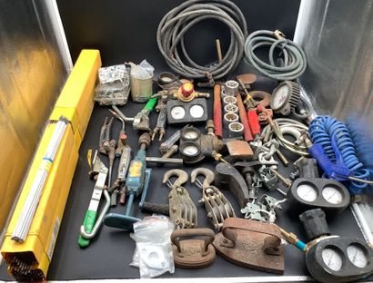 Lot d’outillage comprenant : détendeurs oxygène...