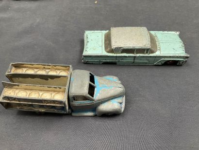 12 Petites voitures dont DINKY TOY, NOREV,...