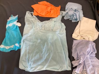 Lot de taies d’oreiller, nappes, chemins...