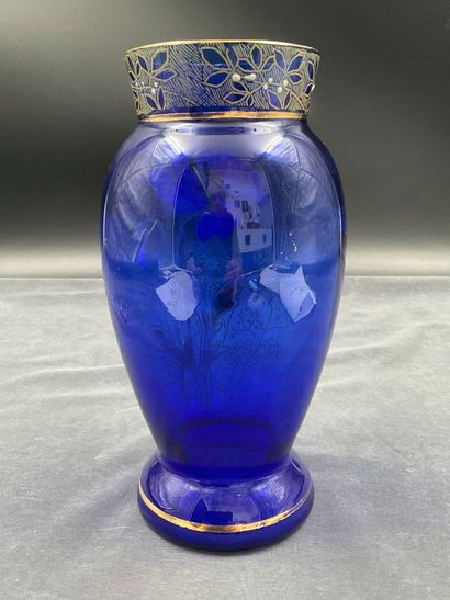 Vase style Art nouveau en verre bleu émaillé,...