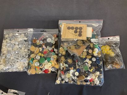 Mercerie, lot de boutons de différentes tailles,...