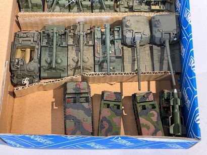Lot de 22 véhicules militaires,lanceur de...