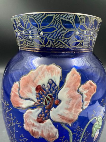Vase style Art nouveau en verre bleu émaillé,...