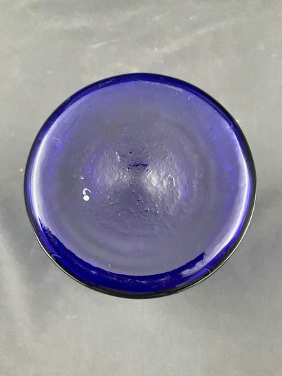 Vase style Art nouveau en verre bleu émaillé,...
