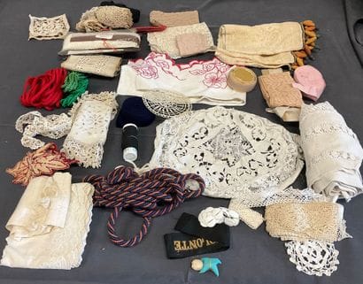 Mercerie, ensemble de napperons, dentelle...