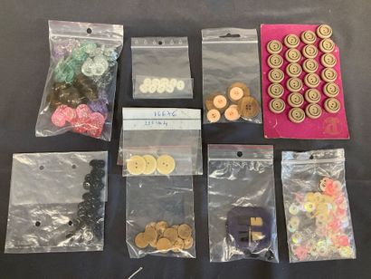 Mercerie, lot de boutons de différentes tailles,...