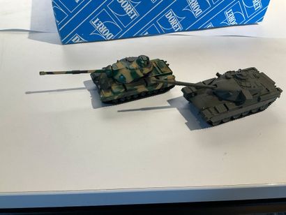 Lot de 13 chars de combat britanique CHI...