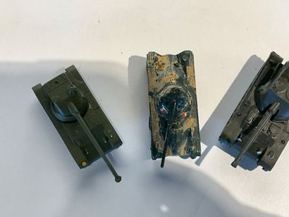 Lot de 44 véhicules militaires,chars AMX...