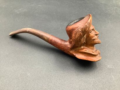 Lot de deux pipes en bois sculpté. La première...