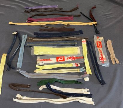Mercerie, lot comprenant des fermetures éclairs,...