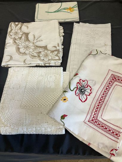Lot de taies d’oreiller, nappes, chemins...