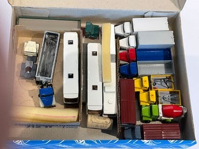 Lot de 15 véhicules, dont 3 bus ,2 camions...