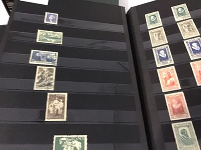 Lot de 3 classeurs de timbres français courants,...