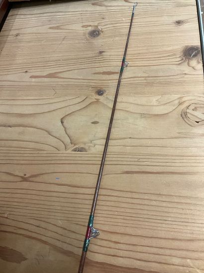 Une canne à pêche de lancer. Longueur totale...