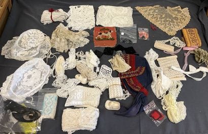 Mercerie, lot comprenant des bandes de tissu...